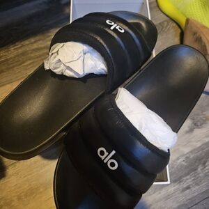 NIB alo yoga Black cloud it slides 7